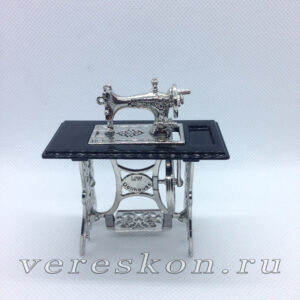 Швейная машинка с металлическим столом