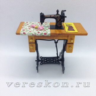 Ножная ретро-машинка с деревянным столом