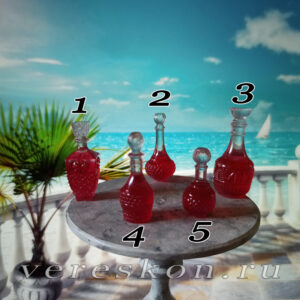 Графин с красным вином