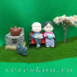 Бабушка с дедушкой на скамейке