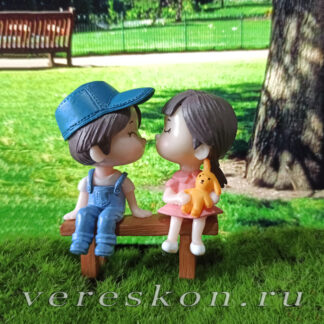 Малыши на скамейке