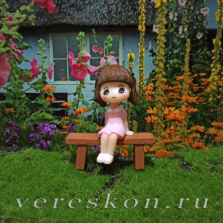 Девочка на скамейке