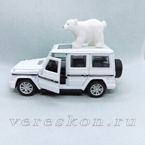 Любопытный медвежонок на машине