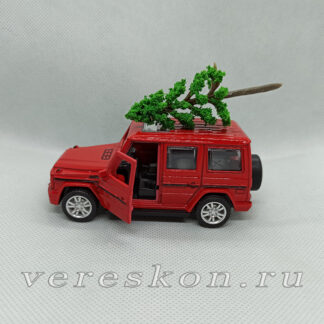 Джип везёт ёлку