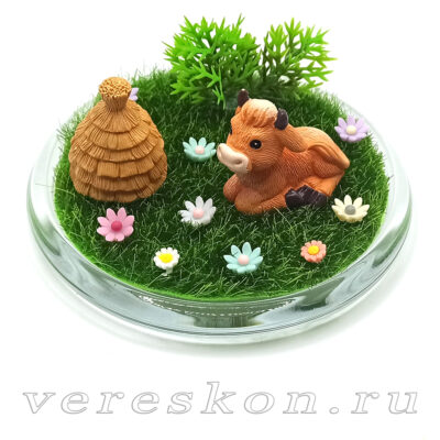 Композиция на стеклянном основании «Бычок на лугу»