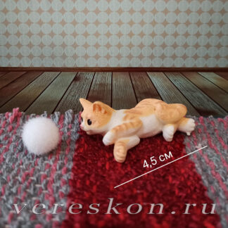 Кошка лежит, рыжая