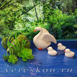 Лебедь с выводком