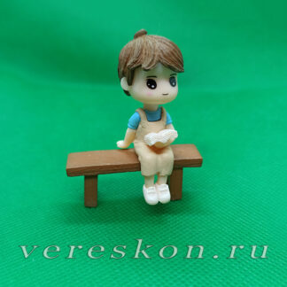 Мальчик на скамейке