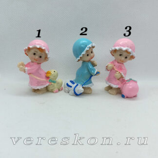 Малышка с игрушкой