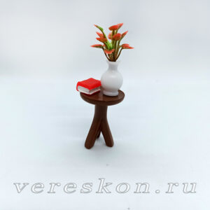 Ваза, столик-тренога, книга, растеньице