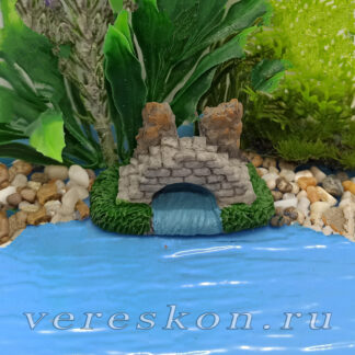 Заброшенный мост над ручьём