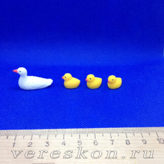 Утка с тремя утятами