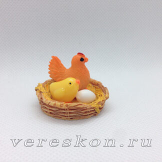 Рыжая курица с цыплёнком и яйцом в гнезде