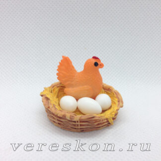 Рыжая курица и яйца в гнезде