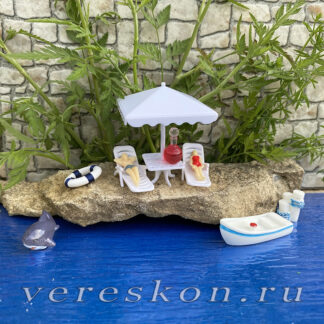 Большой зонт и два шезлонга