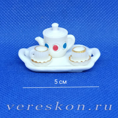 Чайник с чашками на подносе