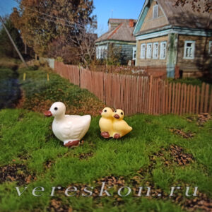 Утка с двумя утятами