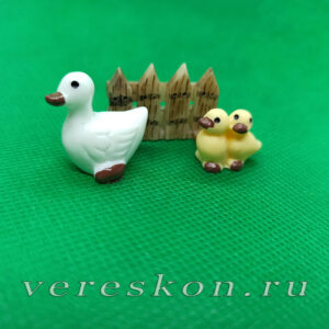 Уточка с утятами у забора