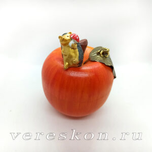 Яблоко деревянное с ежом и лягушкой