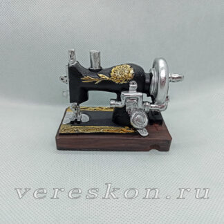 Старинная швейная машинка (настольная)